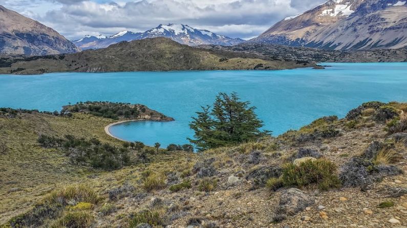 Un paisaje impresionante: pastizales, lagos vibrantes y picos nevados definen el panorama del Parque Nacional Perito Moreno.