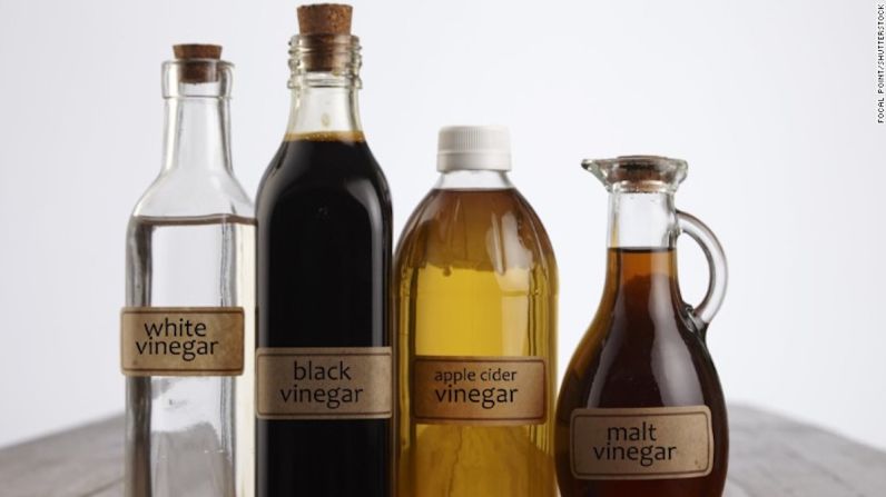 Esta respuesta antiglucémica puede ser inducida por cualquier tipo de vinagre, no solo por el vinagre de sidra de manzana, dice Johnston, como los vinagres de vino tinto y blanco, el vinagre de granada o incluso el vinagre blanco destilado.
