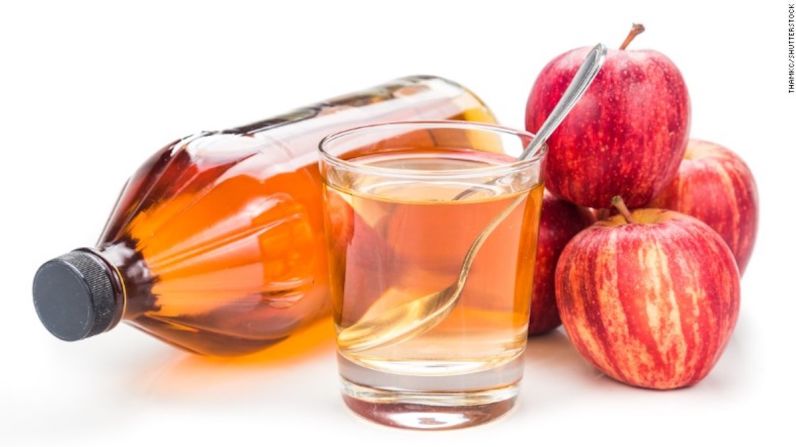 Algunas personas elogian el uso del vinagre de sidra de manzana como una panacea para una variedad de afecciones, que incluyen diabetes, pérdida de peso, dolor de garganta, problemas de piel y cabello y más. Pero, ¿qué dice la ciencia?