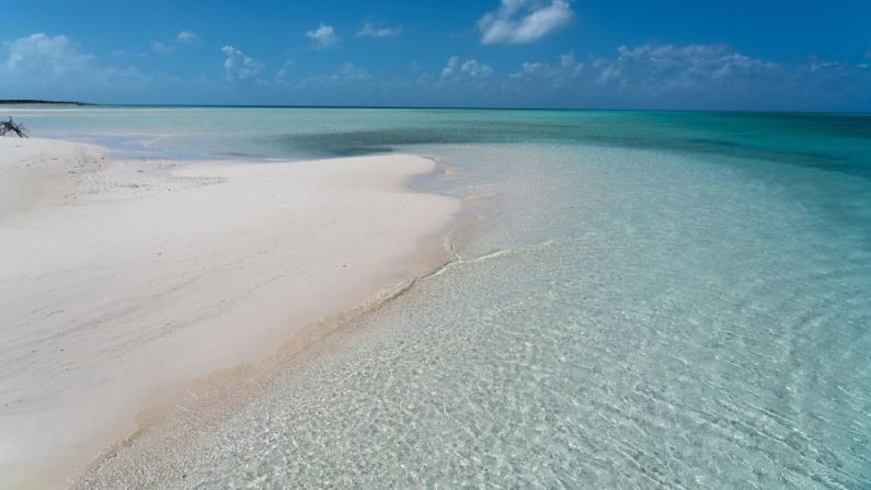 Playas puras: imagínate paseando por estas arenas blancas, mientras le señalas un flamenco en la distancia a tu pareja.