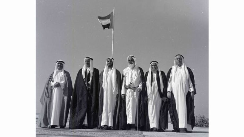La foto más famosa de Shukla es de los jeques de los emiratos fundadores de Emiratos Árabes Unidos el día en que se formó el país, en diciembre de 1971.