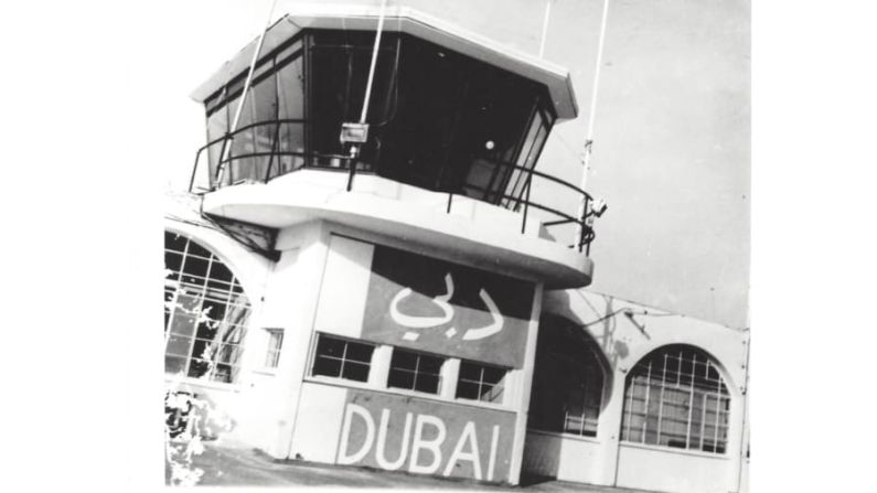 En la actualidad, el aeropuerto internacional de Dubai es un centro aéreo regional moderno que, antes de la pandemia, era uno de los más transitados del mundo. Quedaron muy lejos los días en que se vigilaba desde esta torre de control pequeña.