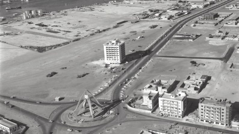 La ciudad empezó a tomar forma en el desierto lentamente. A los edificios bajos de los años 70 le siguieron los primeros rascacielos de los años 80 y 90. Después del cambio de siglo, el cambio se aceleró.