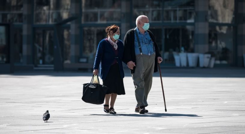 Tampoco deberán guardar cuarentena ni hacerse la prueba si fueron expuestos a alguien con covid-19. Esto si son asintomáticos. En caso de que presenten síntomas, deberán monitorearlos durante 14 días y realizarse el examen de detención.