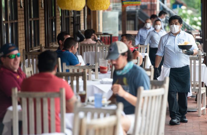 La guía de los CDC también establece que dos o más amigos vacunados pueden compartir una cena sin necesidad de usar mascarillas.