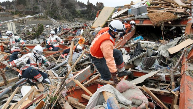 Los rescatistas buscan sobrevivientes entre casas destruidas y escombros en Minamisenriku, prefectura de Miyagi. El Asahi Shimbun / Getty Images