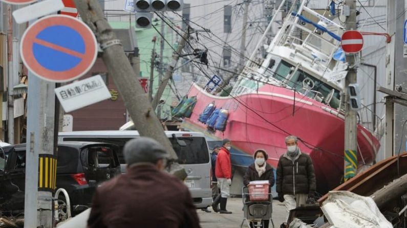 Incluso 10 años después, la vista de un barco en medio de una calle suburbana es discordante. El tsunami arrojó este bote a las calles de Ishinomaki en la prefectura de Miyagi en marzo de 2011. Kyodo News / Getty Images