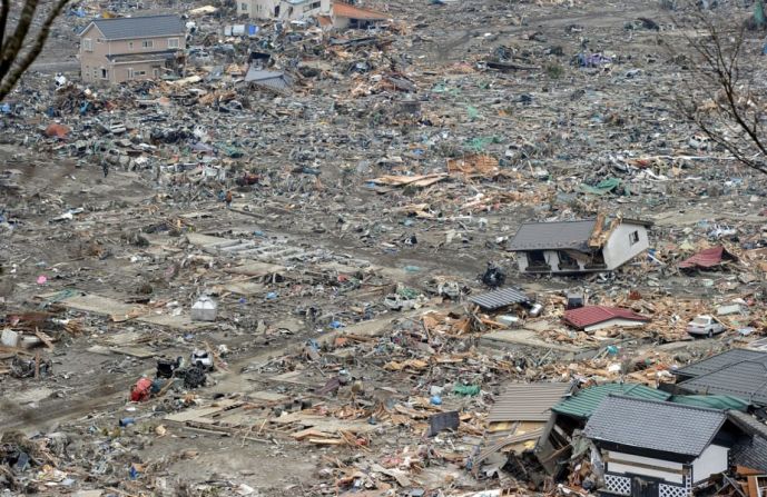 Casas enteras desaparecieron cuando un terremoto provocó un tsunami que inundó ciudades a lo largo de la costa japonesa. Esta es la ciudad de Ishinomaki, en la prefectura de Miyagi, el 21 de marzo de 2011. Mike Clarke / AFP / Getty Images