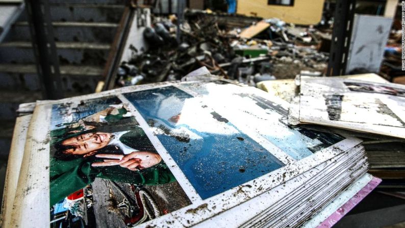 A raíz del desastre, los álbumes familiares se convirtieron en recuerdos preciados para quienes lo habían perdido todo. Hitoshi Yamada / NurPhoto / Corbis / Getty Images