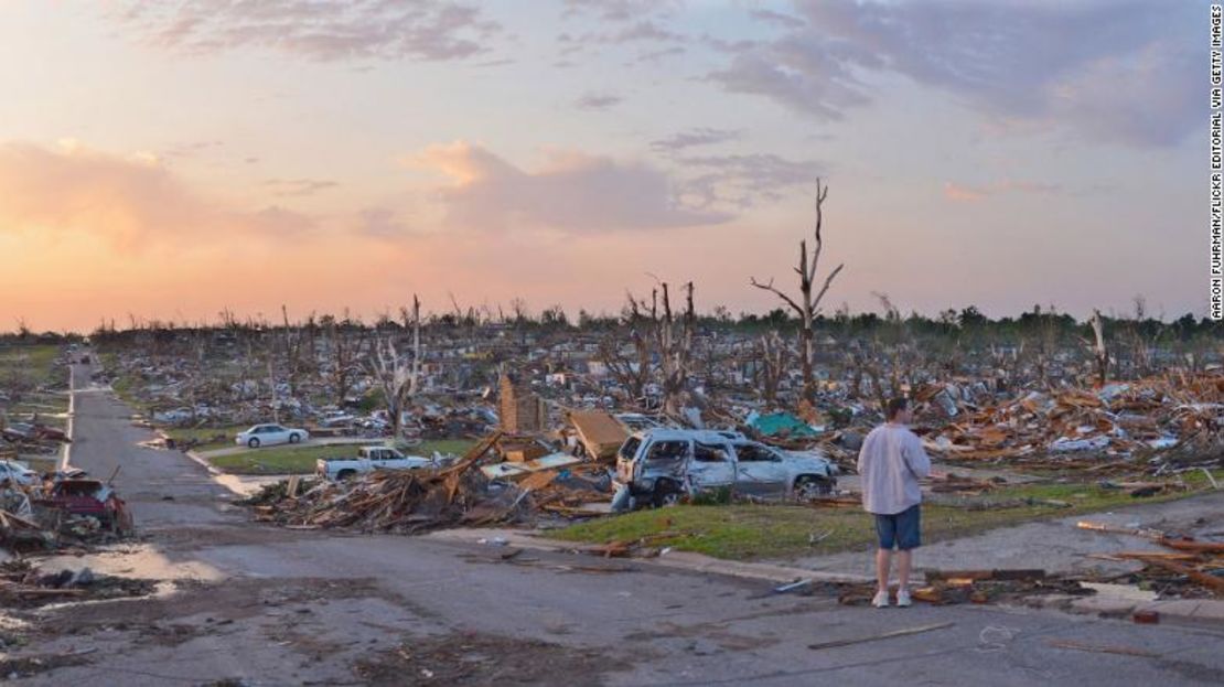 Una persona inspecciona los daños un día después de que un tornado azotara Joplin, Missouri, matando a decenas el 23 de mayo de 2011.