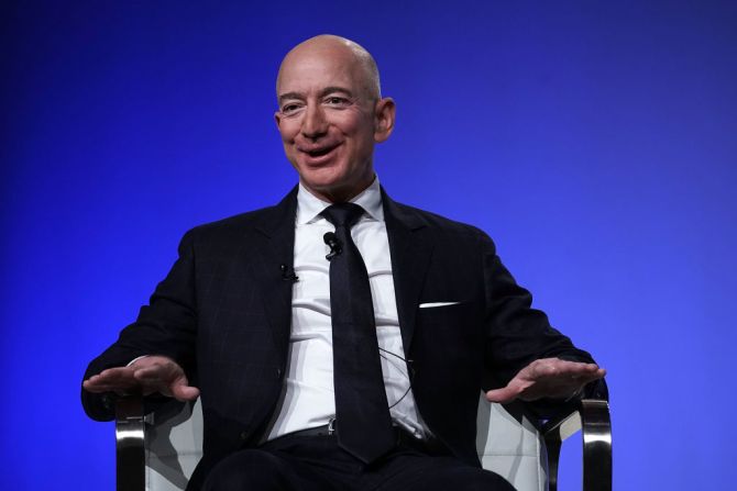 FOTOS | El exclusivo club de los 6 multimillonarios más ricos del mundo | Jeff Bezos — El presidente ejecutivo de Amazon es el hombre más rico del mundo con un patrimonio de US$ 180.000 millones, una fortuna que hizo en el sector de la tecnología, según el índice de multimillonarios de Bloomberg.  →