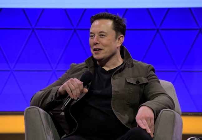 Elon Musk — La fortuna de Elon Musk, presidente ejecutivo de Tesla es de US$ 173.000 millones. Musk y Bezos han estado intercambiando lugares en la lista de Bloomberg de las personas más ricas del mundo desde enero, pero Musk es ahora el segundo en la lista. El Musk agregó US$ 25.000 millones a su fortuna en un solo día, luego de perder millones una semana antes tras una venta masiva de acciones de la industria de tecnología.