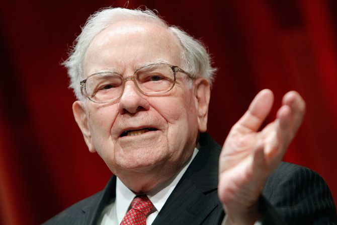 Warren Buffett — El patrimonio del legendario inversor estadounidense es de US$ 100.000 millones, según el Índice de multimillonarios de Bloomberg. Buffett, de 90 años, ha agregado casi US$ 13.000 millones a su patrimonio neto en el primer trimestre de 2021 debido a que las acciones de su conglomerado industrial y de seguros se han disparado.