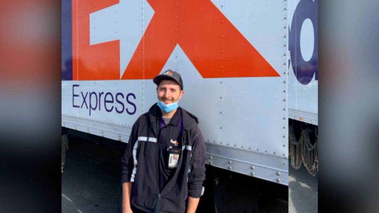 CNNE 964959 - conductor de fedex se convierte en heroe