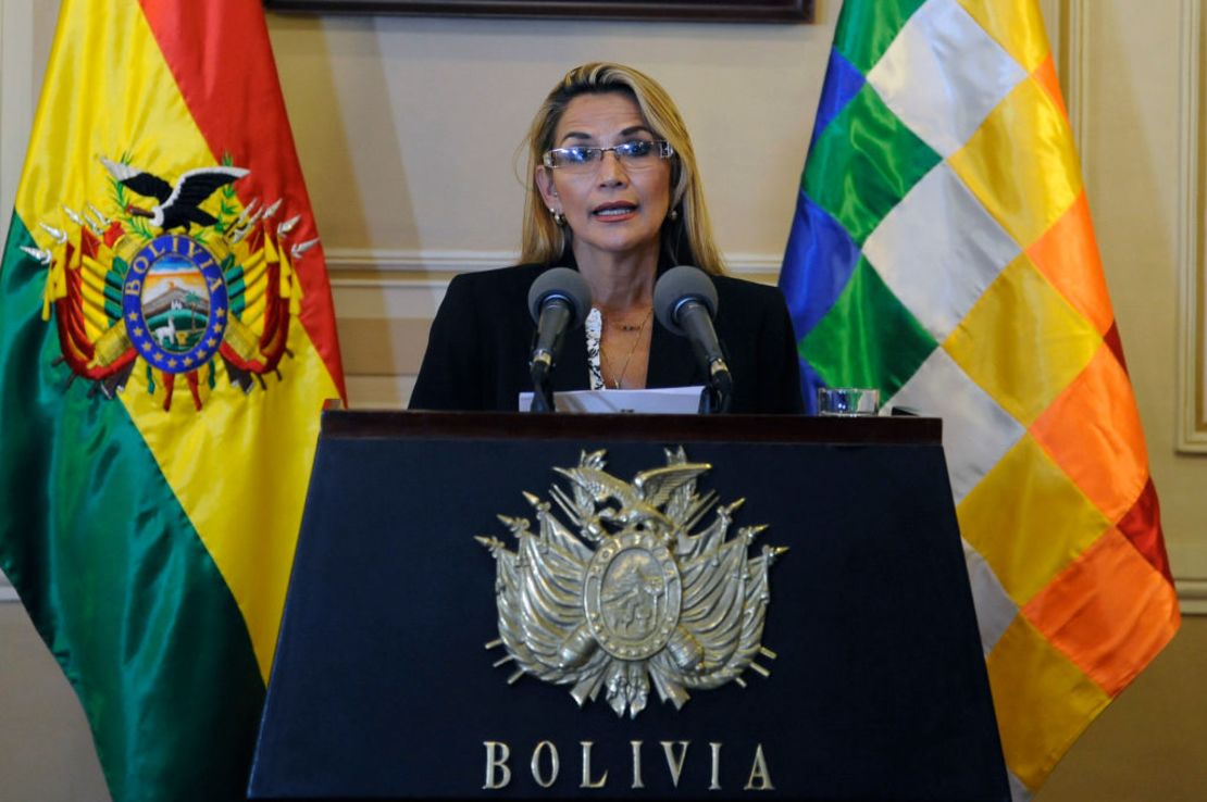 La entonces presidenta interina de Bolivia, Jeanine Anez, habla durante una conferencia de prensa durante su primer día en el poder el 13 de noviembre de 2019. Crédito: JORGE BERNAL / AFP a través de Getty Images