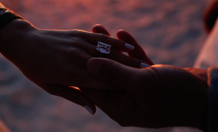 Jennifer Lopez y Alex Rodriguez se comprometieron hace más de dos años en las Bahamas. A-Rod le pidió matrimonio a JLo el 9 de marzo de 2019. En ese entonces, los dos publicaron en sus cuentas de Instagram una imagen de la mano de López con el anillo de compromiso.