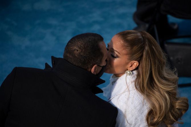 JLo y A-Rod asistieron juntos a la toma de posesión de Joe Biden en enero de 2021, evento en el que López cantó. En la imagen se les ve compartiendo un beso. También fueron fotografiados juntos en febrero en República Dominicana, donde López filma una película.