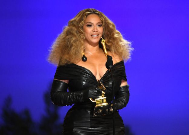 Beyoncé acepta el premio Grammy a la mejor interpretación de R&B ("Black Parade") el domingo por la noche. La victoria le dio la mayor cantidad de premios Grammy de una artista femenina (28). Kevin Winter / Getty Images