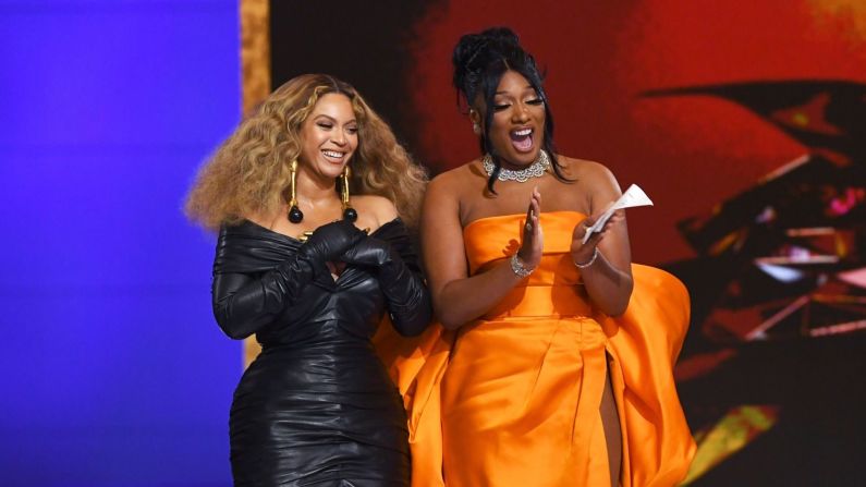 Beyoncé se une a Megan Thee Stallion para aceptar el Grammy a la mejor interpretación de rap ("Savage"). Kevin Winter / Getty Images