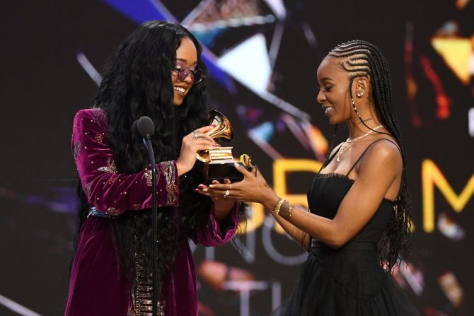 H.E.R. (izquierda) y Tiara Thomas aceptan el Grammy a Canción del Año por "I Can't Breathe". Kevin Winter / Getty Images