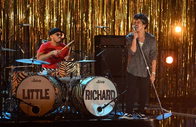 Bruno Mars y Anderson .Paak, conocidos de forma conjunta como Silk Sonic, se unen para un tributo a Little Richard. Kevin Winter / Getty Images