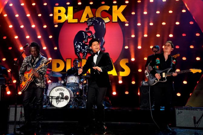El anfitrión del show Trevor Noah se une en el escenario con los Black Pumas. Chris Pizzello / Invision / AP