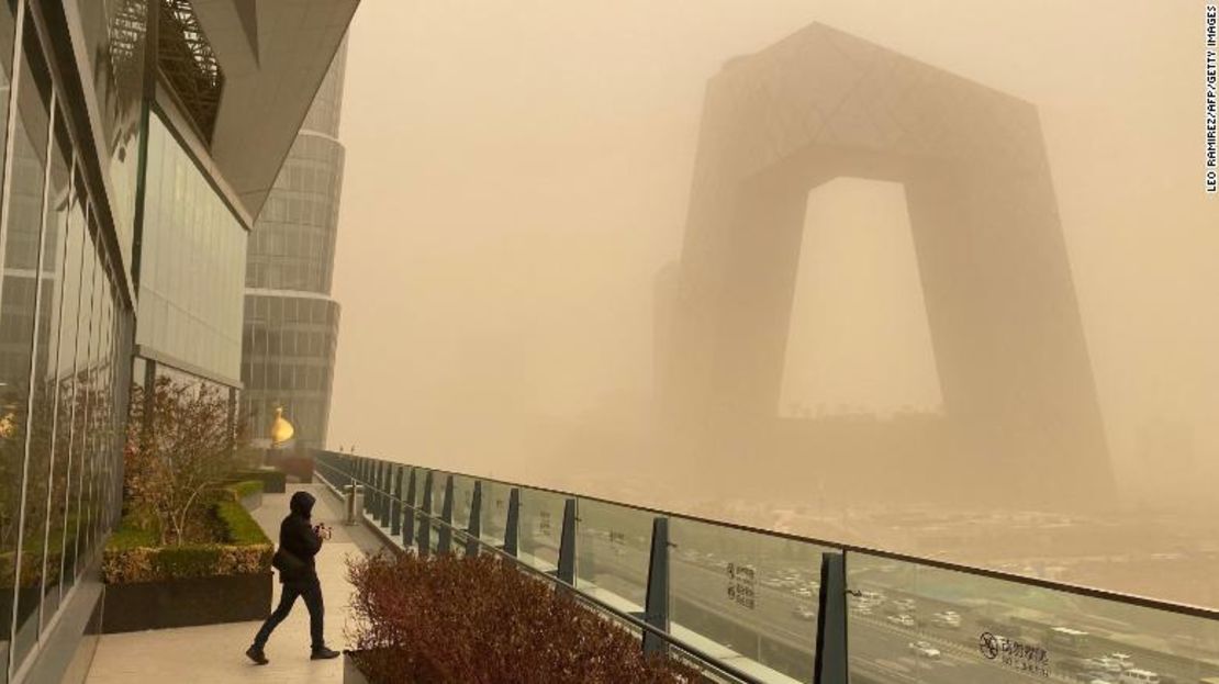 Los edificios en el distrito central de negocios de Beijing se ven cubiertos por una densa neblina durante una tormenta de arena, el 15 de marzo de 2021.