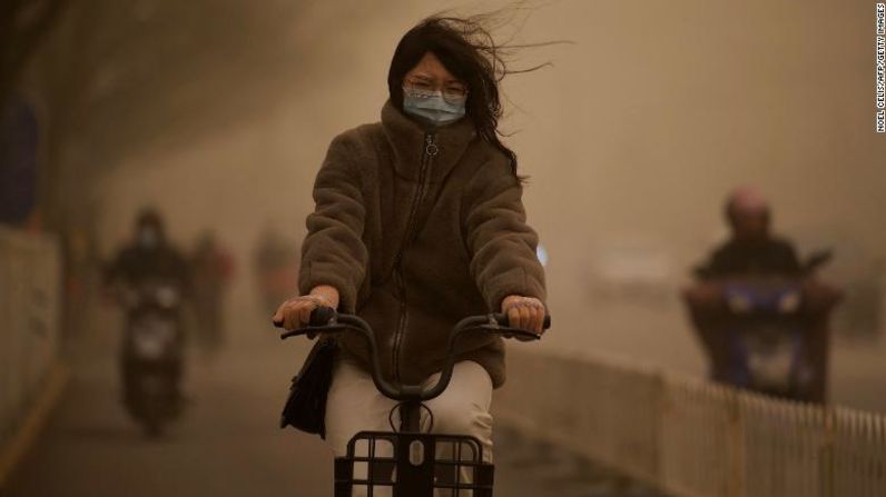 Se espera que las tormentas de arena duren hasta el martes. Beijing, China, 15 de marzo de 2021.