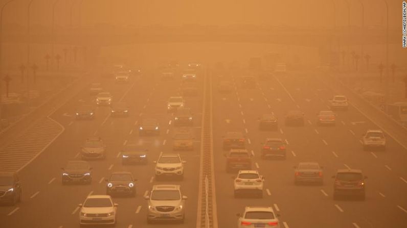 Las autoridades pidieron a los residentes que permanezcan adentro. La visibilidad era tan mala en algunas partes de la ciudad que los conductores tuvieron que encender las luces, aunque era mediodía. Beijing, China, 15 de marzo de 2021.