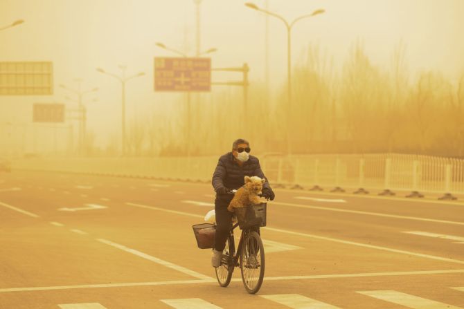 La tormenta de arena se originó en Mongolia, donde seis personas murieron y 81 están desaparecidas, según el medio estatal chino The Paper. Beijing, China, 15 de marzo de 2021. Cortesía: Getty Images.