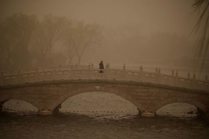 La Comisión Municipal de Educación de Beijing pidió el lunes a las escuelas y los comités educativos que suspendieran las actividades al aire libre. Beijing, China, 15 de marzo de 2021. Cortesía: Noel Celis/AFP/Getty Images.