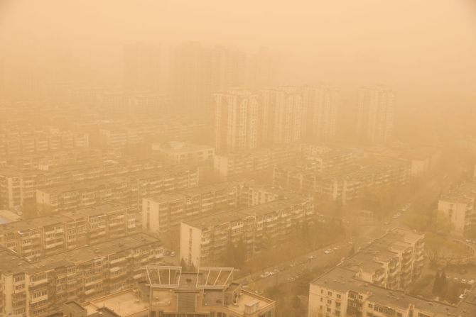 Una tormenta de arena tiñó de un tono naranja el cielo de la capital de China el 15 de marzo de 2021. Beijing es el hogar de 21,7 millones de residentes. Cortesía: Getty Images.