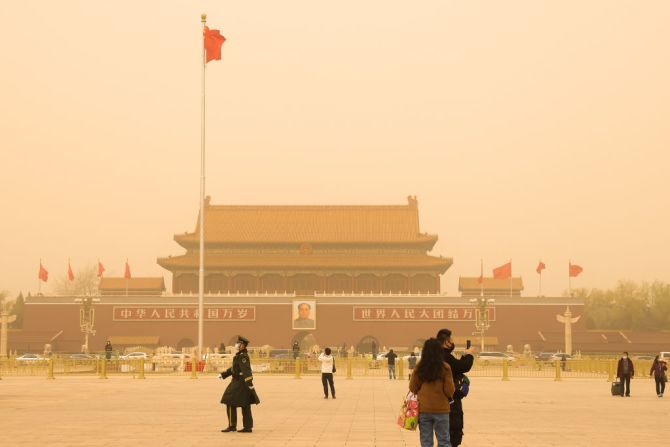 Vista general de la Plaza de Tiananmen envuelta en un color naranja durante una tormenta de arena el 15 de marzo de 2021 en Beijing, China. Cortesía: Getty Images.