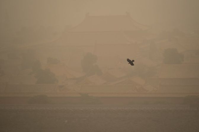 La Administración Meteorológica de China informó que, en algunos lugares, las fuertes tormentas de arena permiten una visibilidad de menos de 500 metros. Beijing, China, 15 de marzo de 2021. Cortesía: WANG Zhao/AFP/Getty Images.