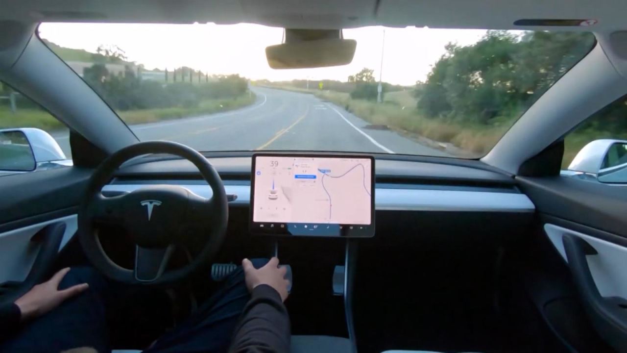 CNNE 966279 - tesla retira de manejo autonomo a conductores distraidos