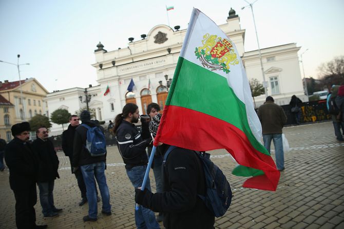 El 12 de marzo, el primer ministro de Bulgaria Boyko Borissov ordenó detener todas las vacunas de AstraZeneca, hasta que la Agencia Europea de Medicamentos desestime "todas las dudas" sobre la seguridad.