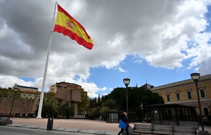 España también se unió a la suspensión temporal de la vacuna de AstraZeneca este lunes. La medida durará dos semanas, de acuerdo a la ministra de Salud, Carolina Darias.