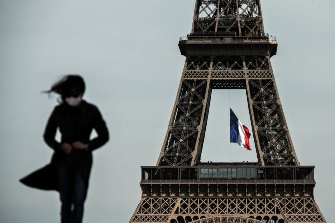 El presidente de Francia, Emmanuel Macron, anunció el 15 de marzo que suspenderían el uso de la vacuna hasta que se emitiera un fallo definitivo del regulador sanitario.