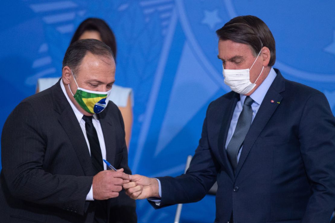 El ministro de salud saliente, Eduardo Pazuello, con Bolsonaro en septiembre de 2020.