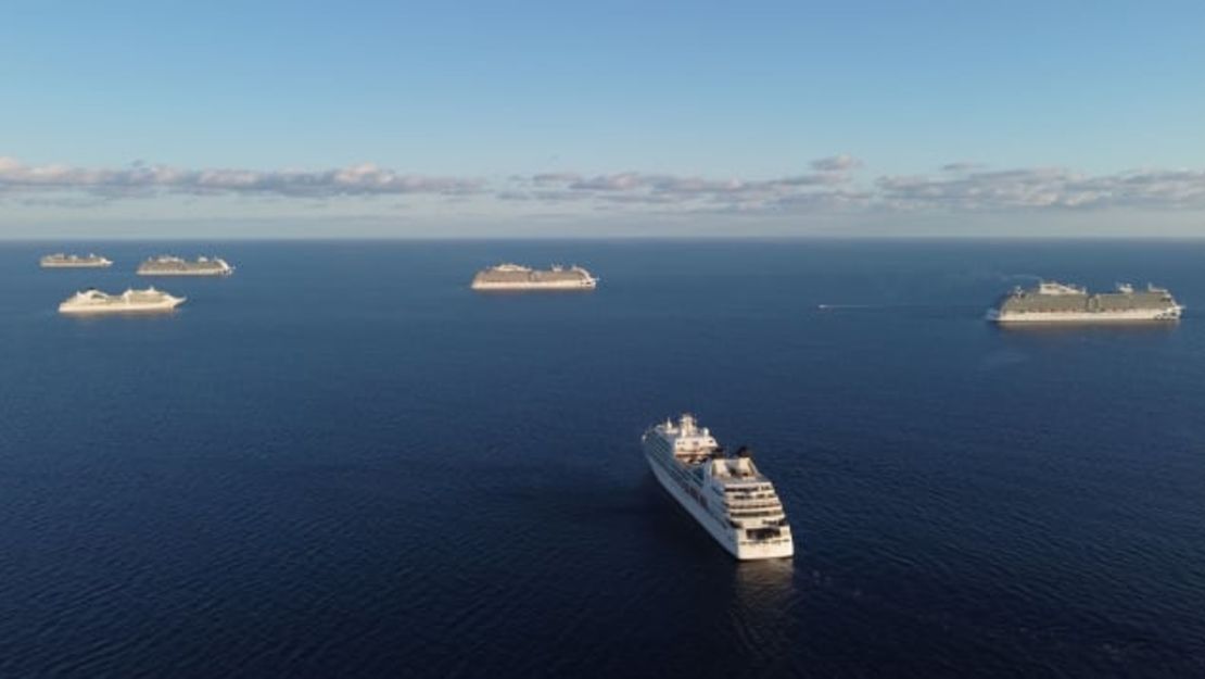 Cruceros fuera de servicio permanecen en aguas alrededor de Chipre.