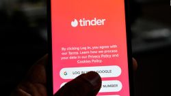 CNNE 966762 - tinder verificara los antecedentes de sus usuarios