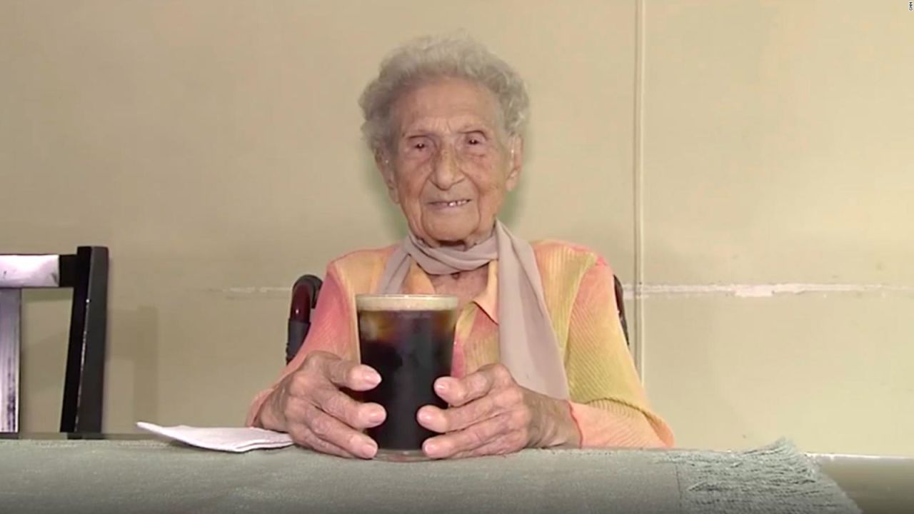 CNNE 966804 - mujer de 100 anos celebra asi haberse vacunado