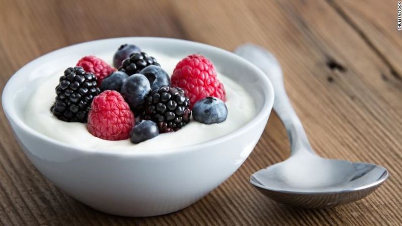 Un ritual nocturno puede incluir alimentos que ayuden a prepararte para dormir. Considera el yogur cubierto con frutos rojos frescos como un refrigerio por la noche. Mira la galería para conocer otras comidas que pueden ser tus aliados a la hora de conciliar el sueño.