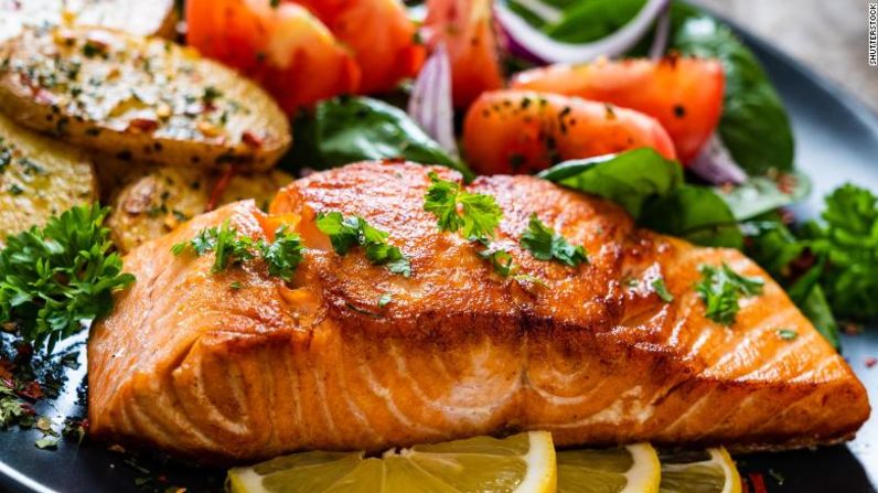 Considera un filete de salmón salteado para la cena. La proteína de pescado contiene un aminoácido que potencialmente podría aliviar el estrés.