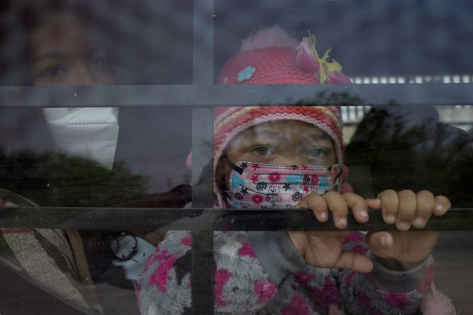 Yaretsi, una niña de 4 años de Honduras, se sienta en el regazo de su madre, Angie, mientras miraba por la ventana de un vehículo de la Patrulla Fronteriza de Estados Unidos el 15 de marzo. Acababan de cruzar el Río Grande en una balsa. Adrees Latif / Reuters