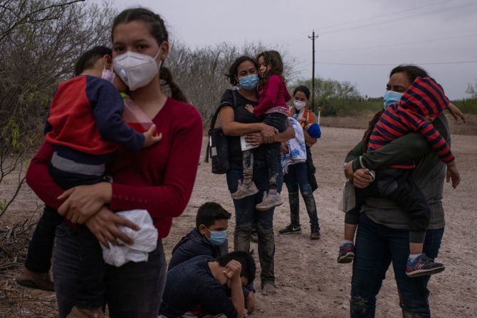 Madres migrantes de Centroamérica sostienen a sus hijos mientras esperan el transporte Después de cruzar de México a La Joya, Texas, el 14 de marzo Adrees Latif / Reuters