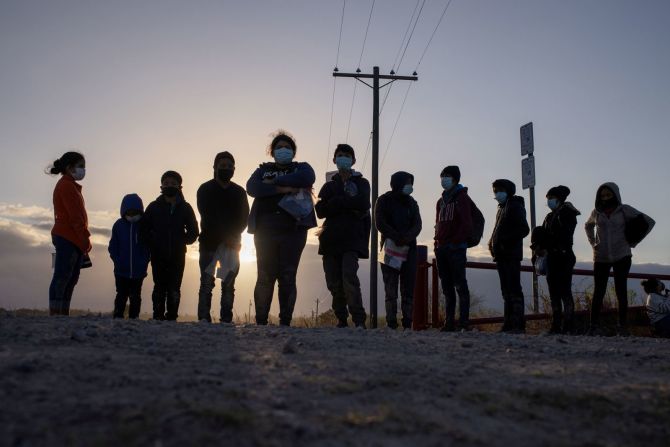 Migrantes de Centroamérica esperan transporte en Penitas, Texas, el 12 de marzo. Adrees Latif / Reuters