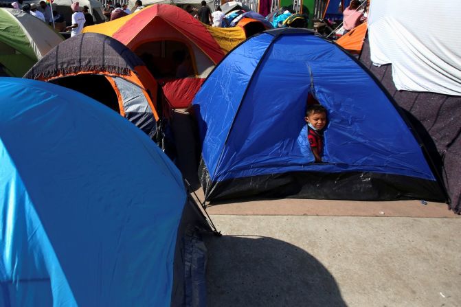 Un niño mira desde una carpa en Tijuana, México, el 27 de febrero. Está acampado junto a otros migrantes de Centroamérica que esperan cruzar la frontera y solicitar asilo en Estados Unidos. Jorge Duenes / Reuters