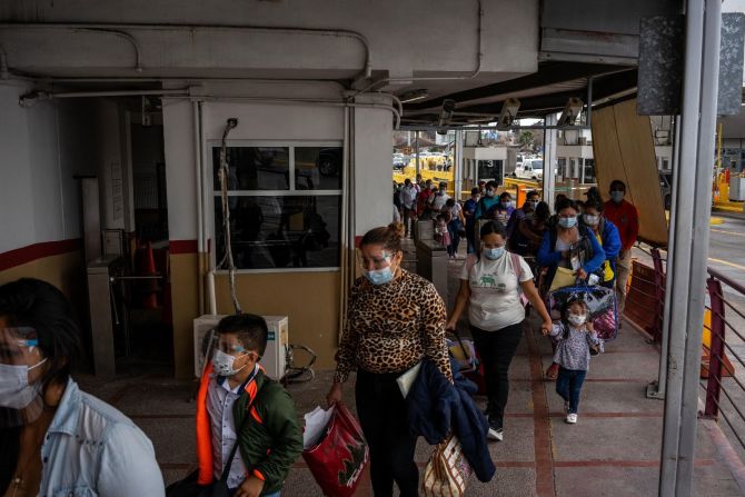 Migrantes del campamento Matamoros en México llegan para cruzar el puente fronterizo hacia Estados Unidos el 26 de febrero. El campamento se vació recientemente después de que la administración de Biden puso fin a los protocolos de protección al migrante de la administración de Trump, que obligaron a muchos a esperar en México mientras sus casos de inmigración se abrían paso en las cortes de EE.UU. César Rodríguez / Bloomberg / Getty Images