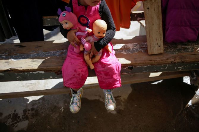 Una niña migrante de Brasil que busca asilo en Estados Unidos se sienta en un banco dentro de un refugio en Ciudad Juárez, México, el 19 de febrero. José Luis González / Reuters